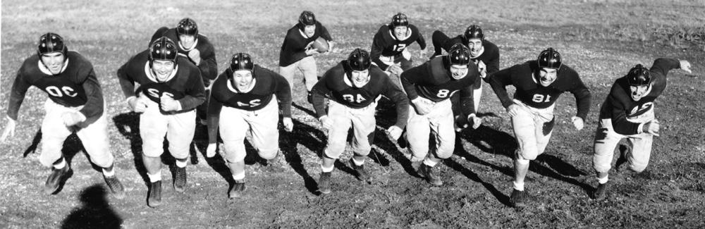 1938年，TCU足球队身穿制服的合影
