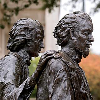 TCU创始人艾迪生和伦道夫·克拉克的铜像